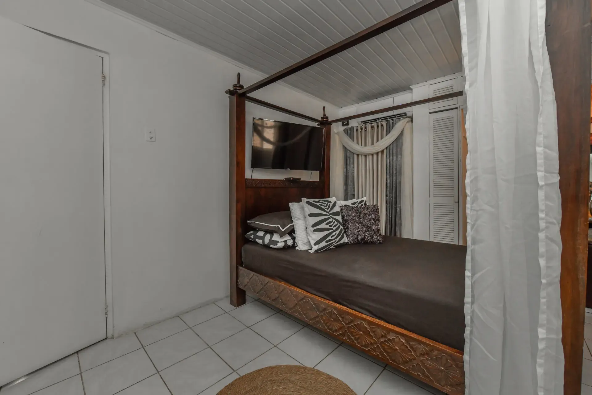 Significant Price Improvement Spacious Villa with Oversized Rooms on Double Lot — photo 3