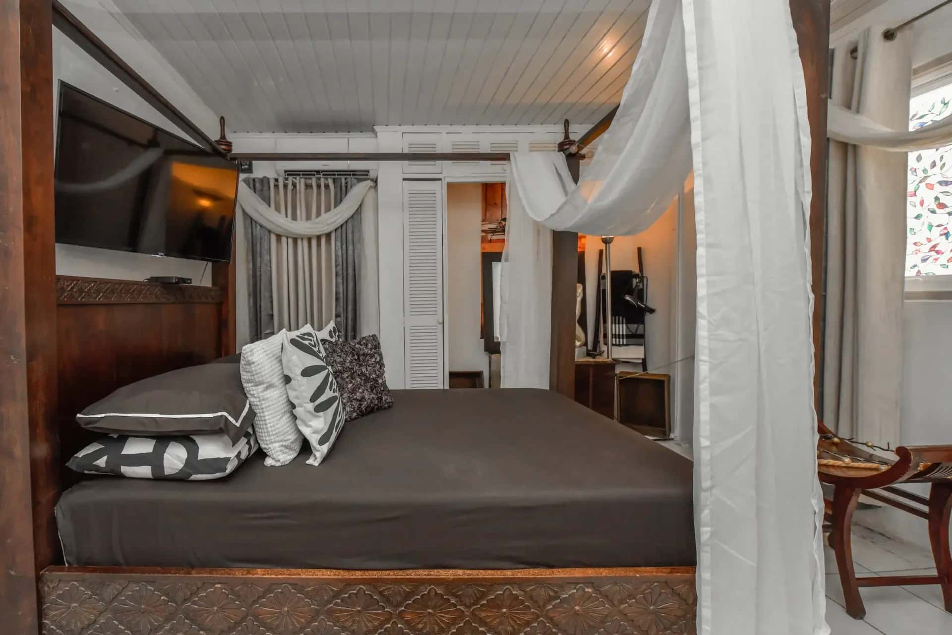 Significant Price Improvement Spacious Villa with Oversized Rooms on Double Lot — photo 4