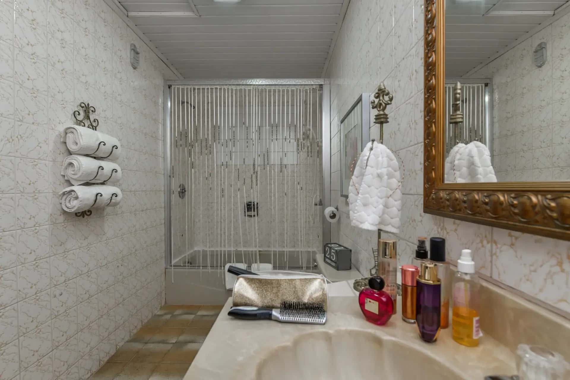 Significant Price Improvement Spacious Villa with Oversized Rooms on Double Lot — photo 9