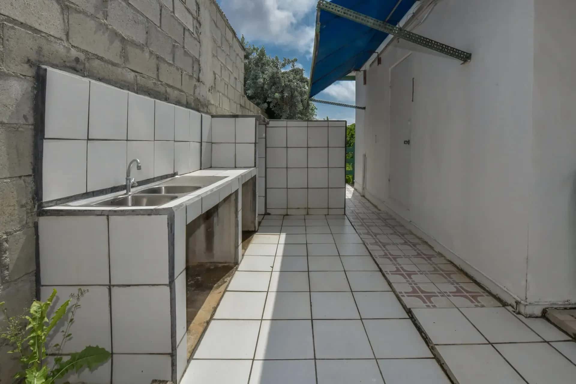 Significant Price Improvement Spacious Villa with Oversized Rooms on Double Lot — photo 17