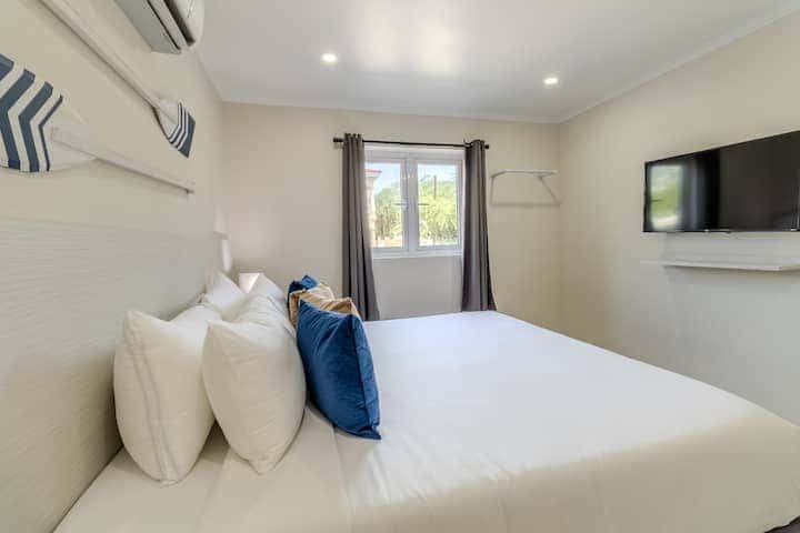 Luxe Condo 3 min to Beach, Summer Side by Bocobay — photo 3