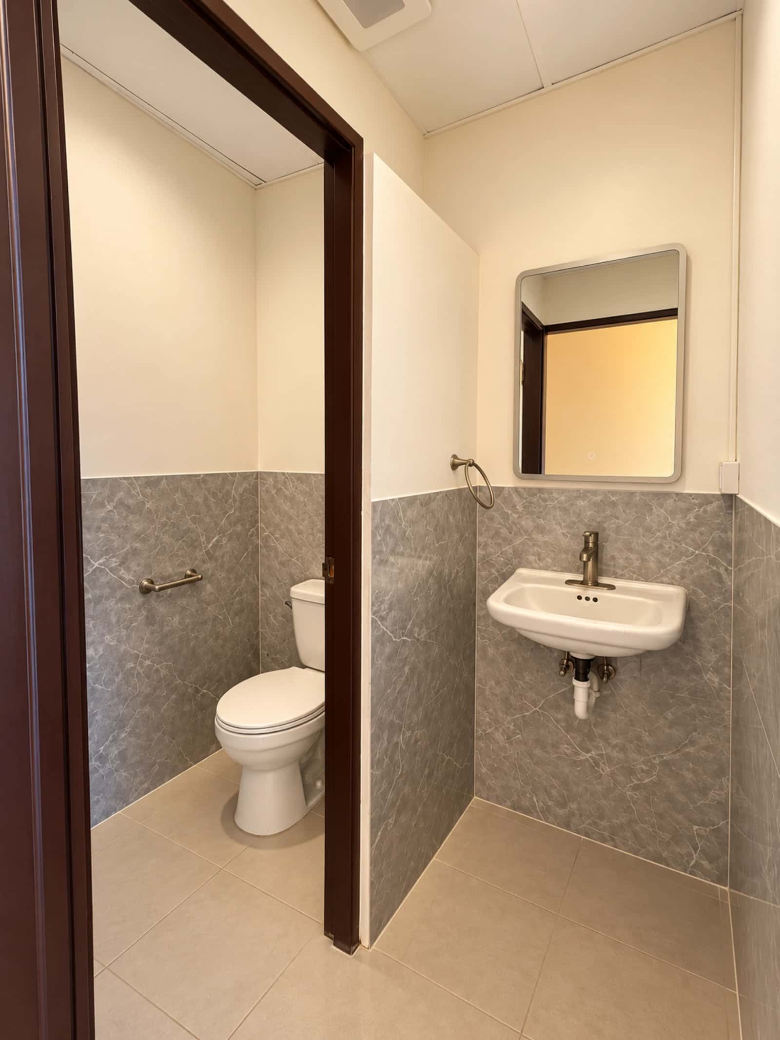 Top Floor 2-Bedroom Apartment for Rent in Downtown Oranjestad — photo 6