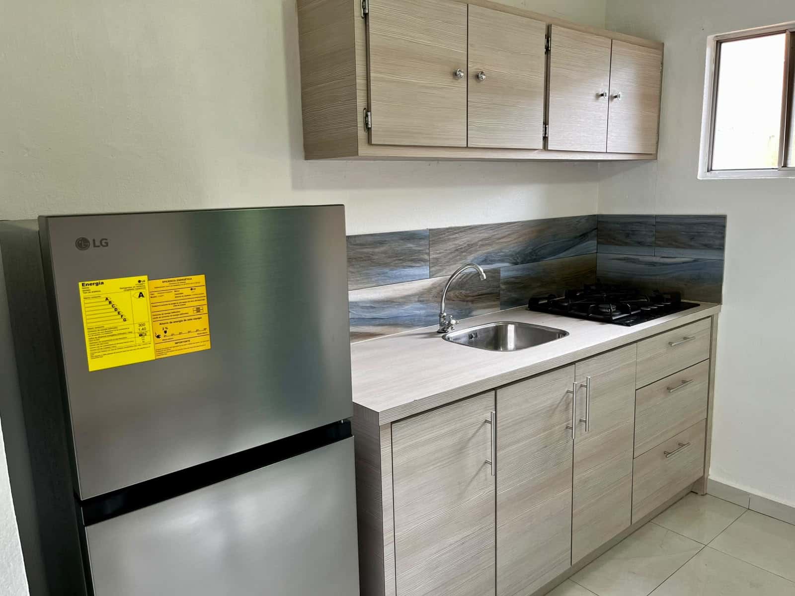 STUNNING STUDIO AVAILABLE NOW — photo 3