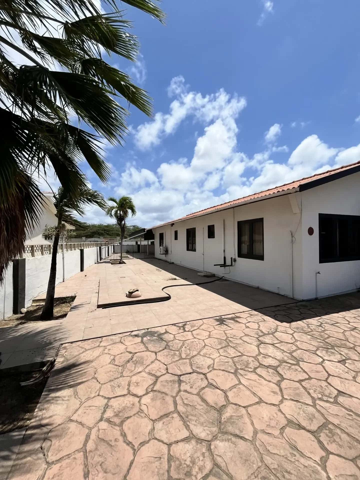 Five Minutes from Eagle Beach, 3BR Home in Noord! — photo 1