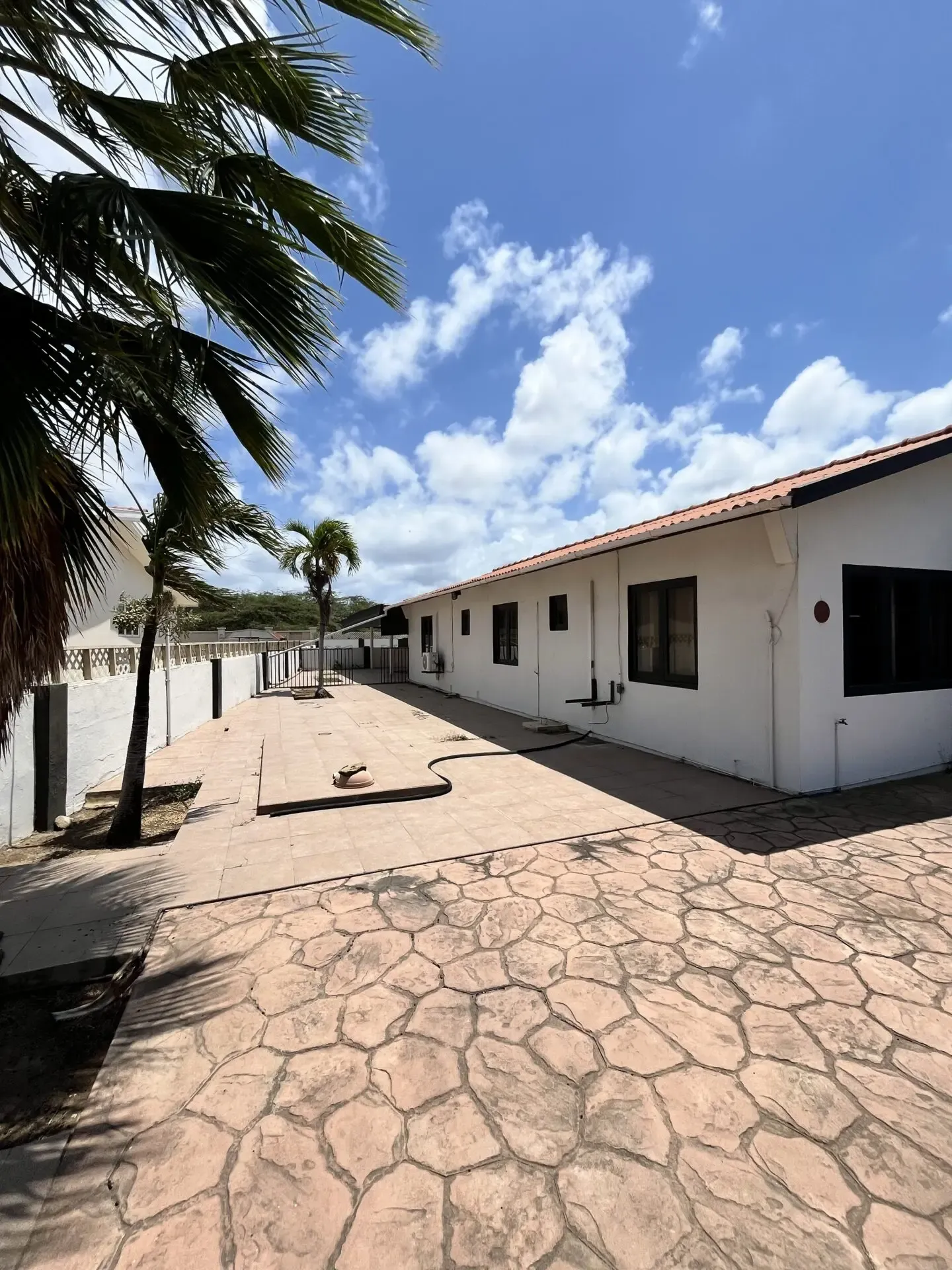 Five Minutes from Eagle Beach, 3BR Home in Noord! — photo 1