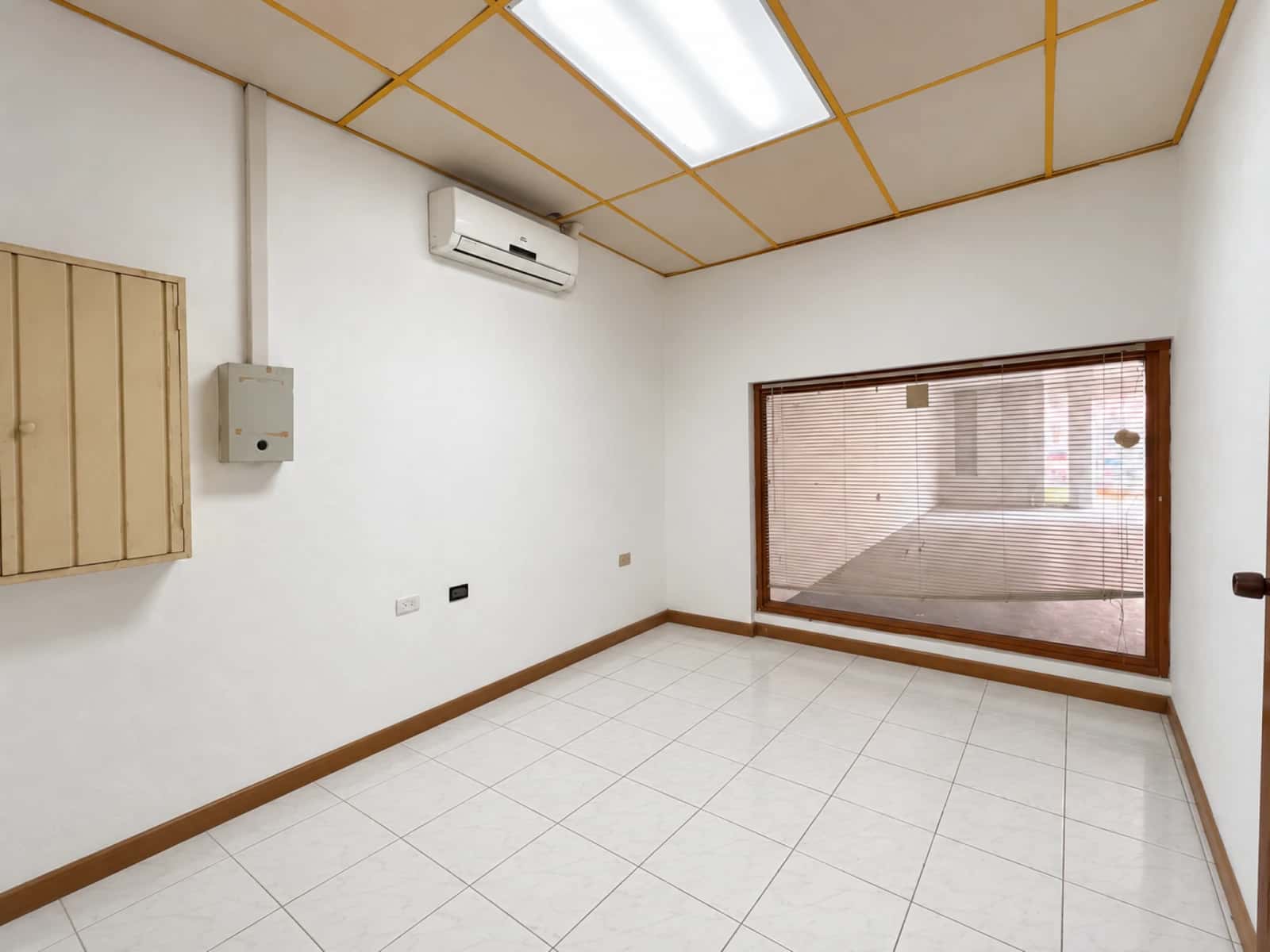 Commercial space in downtown Oranjestad — photo 14