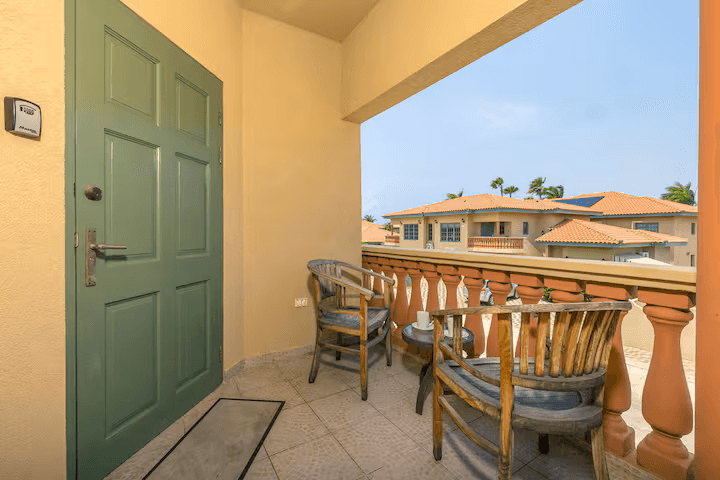 Elegant 3-Bedroom Villa in Palma Real, Poolside Living in Palm Beach — photo 9