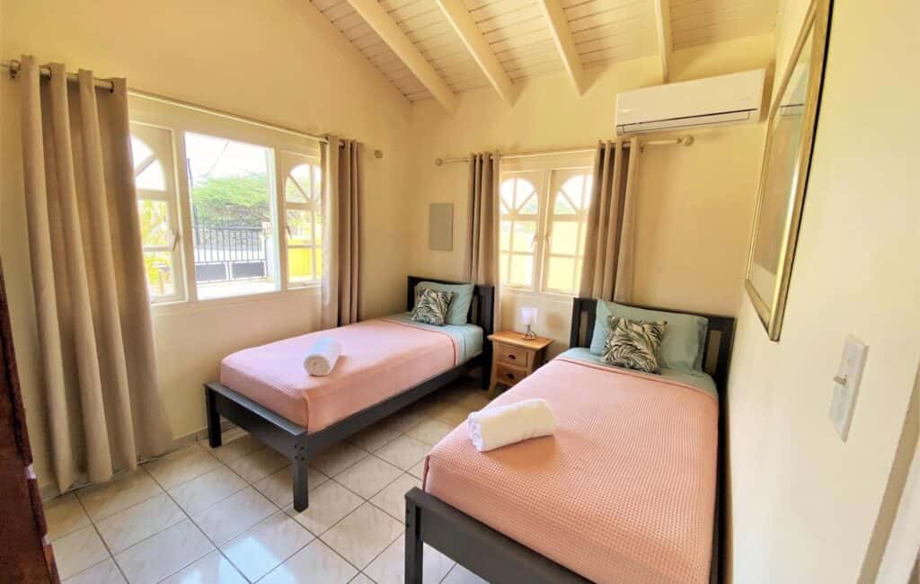 Palm Beach, Walking distance to Beach, shopping malls, restaurants, from this Villa with Pool, Available January 1, 2023 — photo 10