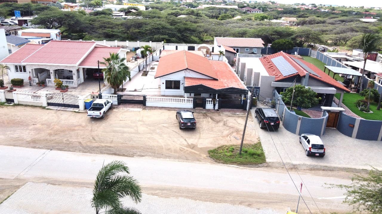 Five Minutes from Eagle Beach, 3BR Home in Noord! — photo 1